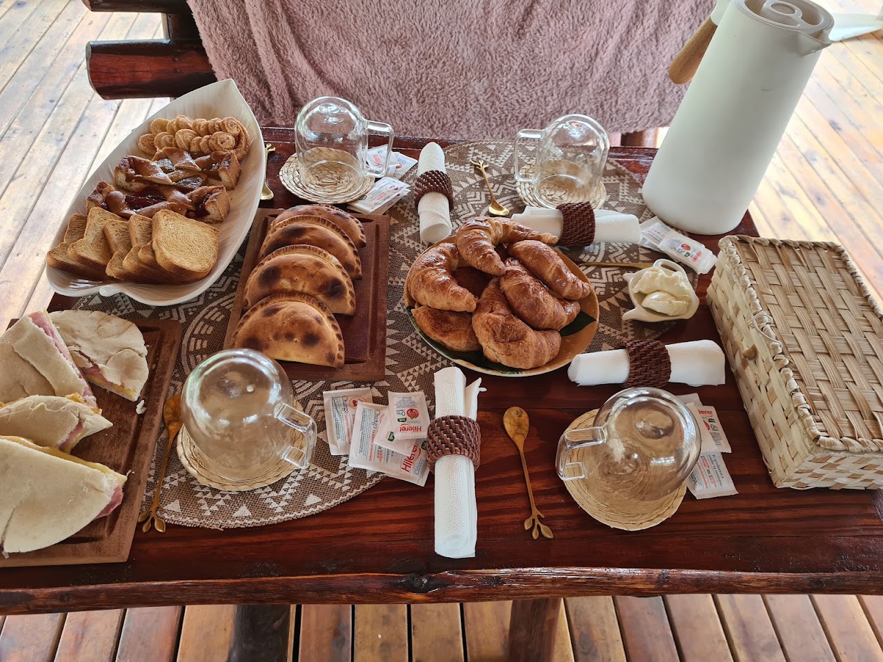 Mesa de brunch gourmet con frutas frescas y jugos naturales